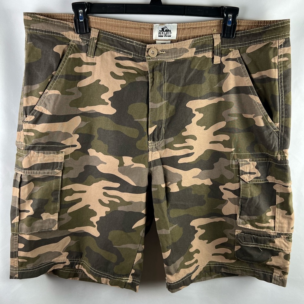 NWT Old Mill Camouflage Cargo Shorts -‎ Size 42